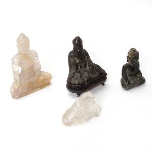Samling figurer bestående af japansk lærd af bronze, buddha Shakyamuni af henholdsvis krystal og sten, Budai af krystal mm. 19.20. årh. H. 5-14. 4
