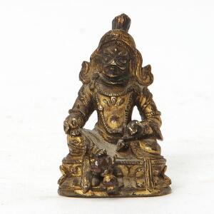 Jambhala siddende på trone af forgyldt bronze. Sino-Tibet 18. årh. H. 4 cm.