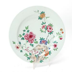 Famille rose fad, dekoreret i farver og guld med blomstrende pæoner på klippe. Kina. Qianlong 1736-95. Diam. 35 cm.
