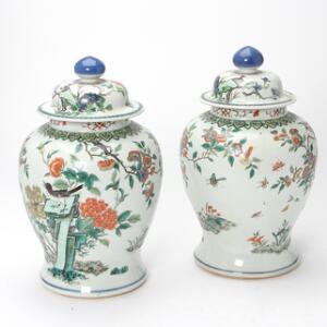 Et par kinesiske famille verte lågkrukker af porcelæn, dekorerede i farver. 20. århs begyndelse. 2