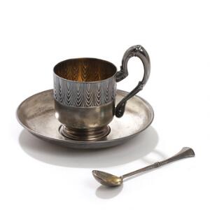 Russisk kaffekop med underkop samt theske af sølv. Kop P. I. Agafonov, Skt. Petersborg 1908-1917, lødighed 84. Vægt ca. 165 gr. 3.