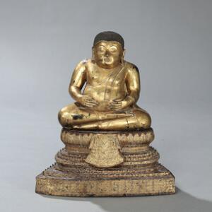 Pa-Sagadje af forgyldt og patineret bronze siddende på trone. Thailand, 20. årh. H. 67 cm.