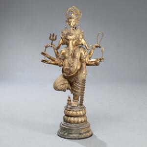 Mangearmet Ganesh af forgyldt bronze med tre hoveder stående på lotusbase. Thailand, 20. årh. H. 107 cm.