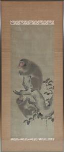 Japansk kakemon med to aber. Sing. Juho-ga, sen Meiji - tidlig Taisho. Billede 80 x 31 cm.