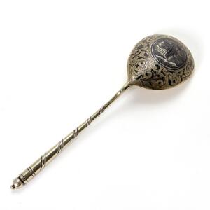 Russian marmeladeske af forgyldt sølv, dekoreret med niello-arbejde. Mesterstempel ee, Moskva 1843, lødighed 84. Vægt ca. 60 gr. L. 18.