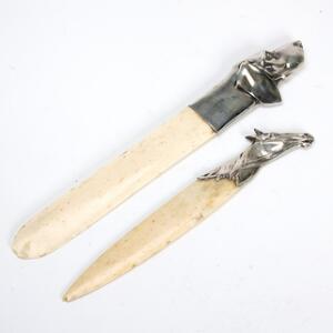 Storfyrstinde Olga Alexandrovna af Ruslands to brevknive af ben med håndtag af sølv i form af hhv. hest og hund. 20. årh. L. 20,5 og 26. 2.