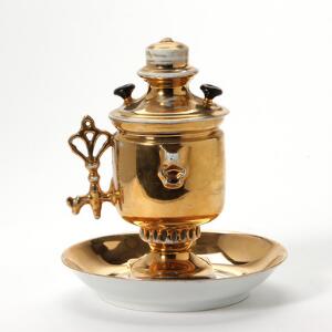 Kuznetsov Porcelainsfabrik Russisk thekop af porcelæn, dekoreret i guld, i form af en samovar. Før 1917. H. 19.