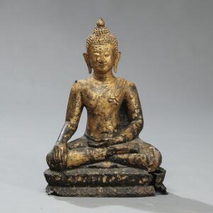 Siam Buddha Sakyamuni af forgyldt bronze siddende på lotustrone. Thailand, 19. årh. H. 53 cm.