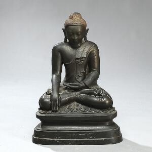 Buddha Sakyamuni af bronze med forgyldt hårpragt siddende på trone. Burma, 19. årh. H. 67 cm.