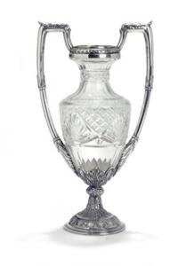 Vase i russisk empirestil, slebet krystal med montering af sølv. Faux-stemplet Bolin. 20. årh. H. 31.