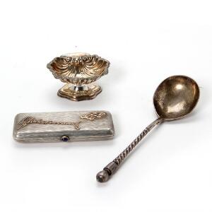 Russisk pung af sølv, Russisk ske af sølv og Russisk saltkar af sølv. 1869, 1890 og 1908-1917. 3.