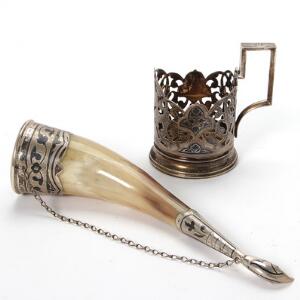 Russisk theglas-holder af sølv samt Russisk drikkehorn, begge dekorerede med niello-arbejde. Lødighed 875, efter 1917. H. 10. L. 23. 2.