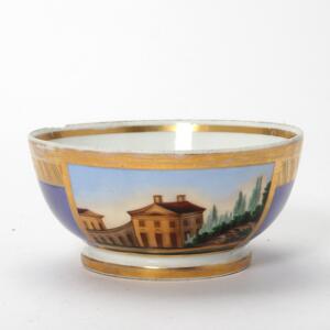 Russisk spølkum af porcelæn, dekoreret i farver og guld med arkitektur. 19. årh. H. 8. Diam. 17.