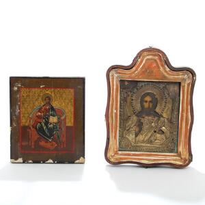To russiske ikoner forestillende Kristus Pantokrator, én med forgyldt oklad. Tempera på træ. 19.-20. årh. 31 x 27 og 42 x 32. 2.
