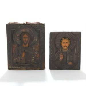 To russiske ikoner forestillende Kristus Pantokrator, begge med oklad af patineret metal. Tempera på træ. 19.-20. årh. 27 x 22 og 22 x 18. 2.