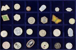 Siamesiske spillemønter af porcelæn, som anvendtes i Siam af private spillehuse i 1800 tallet ved hasardspil. Indtil de blev forbudt i 1875, i alt 35 stk.