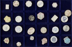 Siamesiske spillemønter af porcelæn, som anvendtes i Siam af private spillehuse i 1800 tallet ved hasardspil, indtil de blev forbudt i 1875, i alt 35 stk.