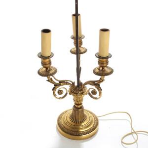 Fransk bouillotte lampe af forgyldt metal, tre svungne lysarme. Empire stil. 19. årh.s slutning. H. 61.