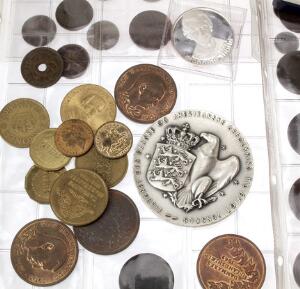 Samling skillings- og årgangsmønter samt lidt tokens, spillemærker og medailler, bl.a. Rebilmedaille, Ag, 183,0 g 9991000, erindringsmønter 16 stk.