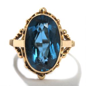 Ring af 14 kt. guld, prydet med oval facetsleben syntetisk safir. Str. 49. Ca. 1940erne.