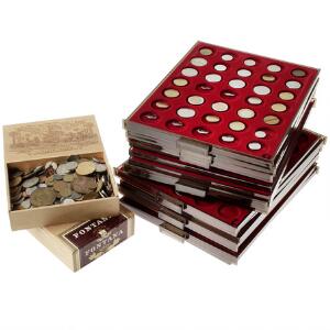 Kassen med danske årgangsmønter og diverse udenlandske mønter på møntbakker uden plastlåg15 stk samt 2 cigaræsker