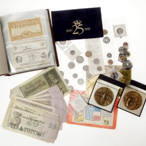 Samling med bl.a. 12 rigsdaler 1854, H 9 lidt ru overflade, kurserende mønter, medailler Nyborg, album med sedler Danmark og udland etc.