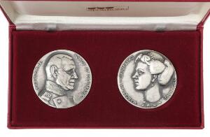 Erindringsmedalller slået i anledning af tronskiftet 1972, i alt 2 stk., Ag 112,40 g 9991000 i original rød æske
