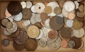 Samling danske mønter, bl.a. krone 1711, H 39, perforeret over rytterens hoved, 1 skilling 1771, H 37, 2 kr 1916, H 8 samt diverse udland
