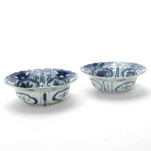 To næsten identiske kinesiske Kraak skåle af porcelæn dekorerede i underglasur blå. 17. årh. Diam. 1415 cm. 2