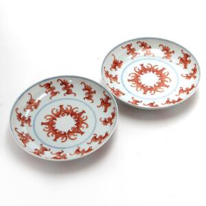 Et par små Wufu tallerkner af porcelæn, dekorerede i jernrød med flagermus. Mærket Yongzheng 1723-1735. Kina, c. 1900. Diam. 16 cm. 2