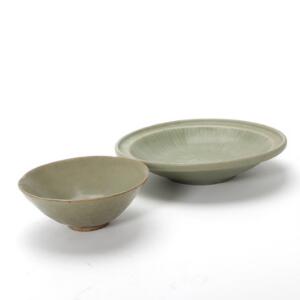 Kinesisk porcelæn bestående af fad og skål, dekorerede i grøn glasur. Song-Yuan, 11.-14. årh. Diam. 16-25 cm. H. 5,5-6,5 cm. 2