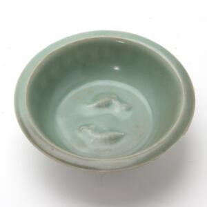 Dobbelt Fisk skål af porcelæn, dekoreret i celadon med to fisk i relief på bunden. Kina. Song, 12. årh. Diam. 13 cm. H. 4,5 cm.