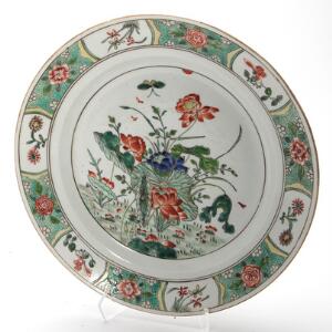 Famille verte tallerken af porcelæn, dekoreret i farver med pæoner og blade. Kangxi 1662-1722. Diam. 25 cm.
