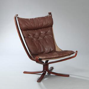 Sigurd Ressel Falcon. Hvilestole, stel af mørkbejdset bøg, ophæng af canvas. Sæde samt ryg betrukket med brunt farvet skind.