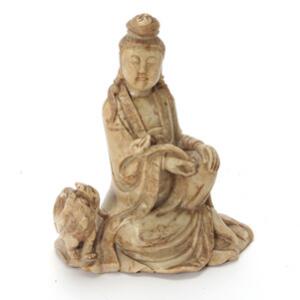 Siddende Guanyin med Fo hund af hvid fedststen. Kina. Sen Qing, ca. 1900. H. 14 cm.