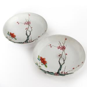 Et par famille rose tallerkener af porcelæn, dekorerede i farver med blomstrende kirsebærtræ og pæoner. Kina, 19. årh. Diam. 19 cm. 2
