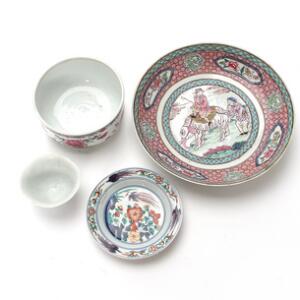 Samling kinesisk porcelæn bestående af bl.a. lågskål og tallerken, dekorerede i farver med henholdsvis figurer og blomster samt lille blanc-de-chine skål. 4