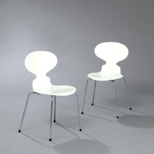 Arne Jacobsen Myren. Et par stole med firebenet stel af stål. Sæde og ryg af formbøjet, lamineret hvidlakeret træ. 2
