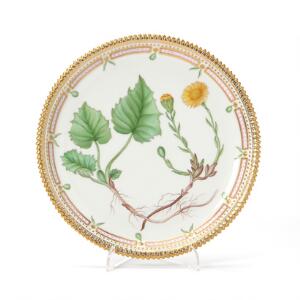 Flora Danica bakke af porcelæn, dekoreret i farver og guld med blomst og bladværk. 3566. Royal Copenhagen. Diam. 24,5 cm.