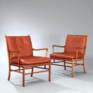 Ole Wanscher Colonial. Et par armstole af mahogni. Løse hynder i sæde og ryg betrukket med brunt farvet skind. Model PJ-149. 2