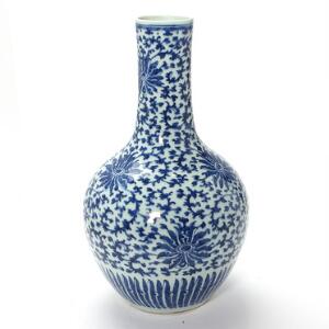Kinesisk bottle vase af porcelæn, dekoreret i underglasur blå med blomster og bladslyng. 20. årh. H. 43 cm.