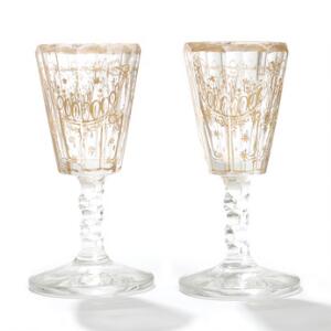 Et par likørglas prydet med blomsterguirlander og sløjfer i guld. Antagelig Maltsov Glasværk, 19. årh. H. 9,5. 2.