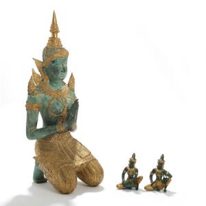 Tre større og mindre thailandske buddhaer af delvist forgyldt bronze. 20. årh. H. 14-69. 3