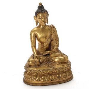 Sakyamuni buddha af koldforgyldt bronze siddende  i robe på dobbelt lotus trone i bhumisparsha mudra. Mangler kalash. Sino Tibet, 18. årh. H. 15 cm.