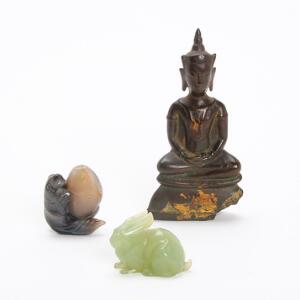 Lille Thailandsk buddha, lille snusflaske fisk af agat og hare af grønlig stenart. 18.-20. årh. H. 17,5, 6 og 5 cm.