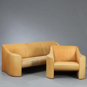 De Sede Dagligstue betsående af fritstående tre-pers sofa, samt lænestol. Betrukket med lyst farvet patineret bøffelskind. 2