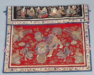 Tre kinesiske tekstiler af broderet silke, heraf to dele fra mandarinkåber samt forhæng. Qing, 19. årh. 3