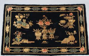 Kinesisk Pautou tæppe prydet med kostbare ting på blå grund. 20. årh.s begyndelse. 165 x 95 cm.