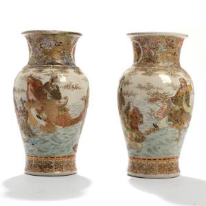 Et par orientalske prydvaser af porcelæn, rigt dekoreret med personer, fisk, tigre og blomster. 19.-20. årh. H. 24,5. 2