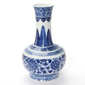 Kinesisk baluster vase af porcelæn, dekoreret i underglasur blå med palmebladsbort, blomster og bladslyng. 20. årh. H. 20 cm.